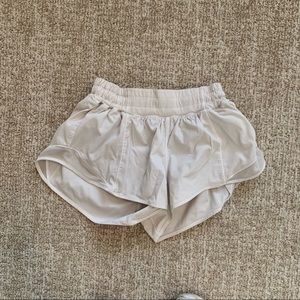Lululemon hotty hot short 2.5 inch in white